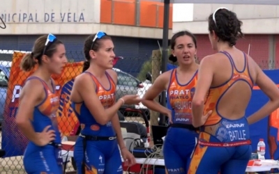 Clàudia Pérez conversant amb les seves companyes d'equip del Prat Triatló | Delta Llobregat